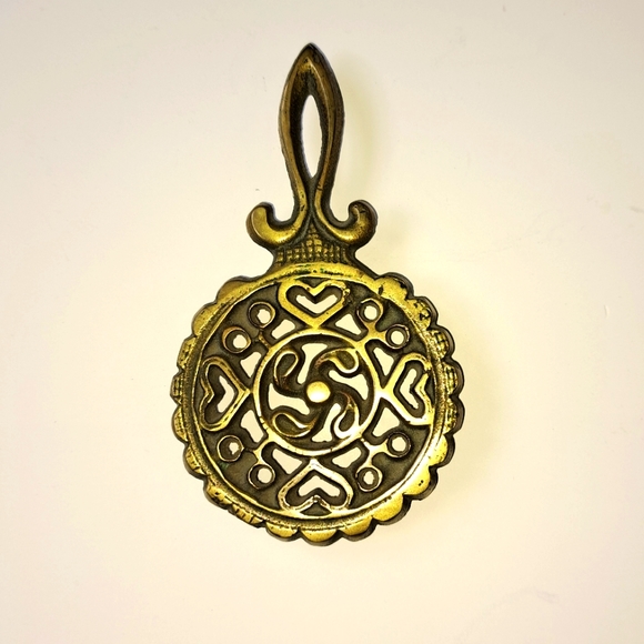 Vintage Mini Brass Trivet By Wilton - Picture 9 of 9